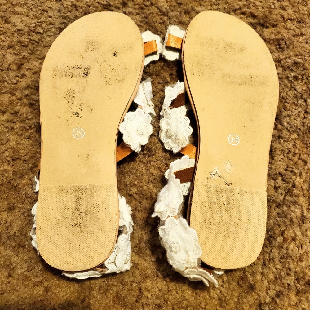 Sandals with white flowers and pearls size M 7/8 - Picture 3 of 6